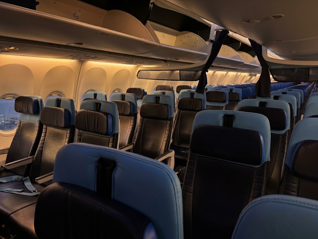 KLM Boeing 737-900 economy cabin