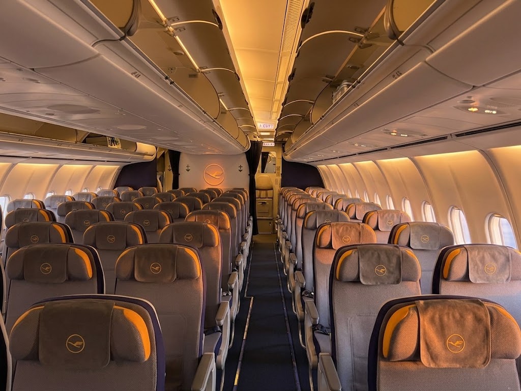 Lufthansa Airbus A340-300 Economy cabin
