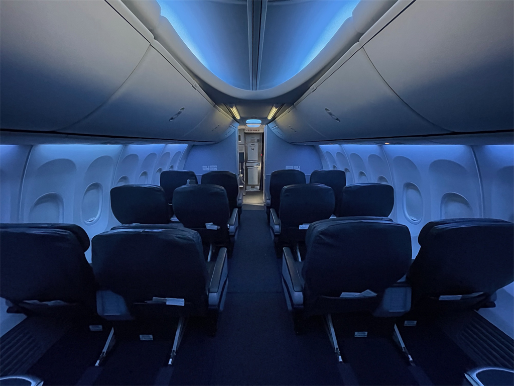 Copa Airlines Boeing 737-800 business class cabin, 2-2 recliners at rows 1 to 4