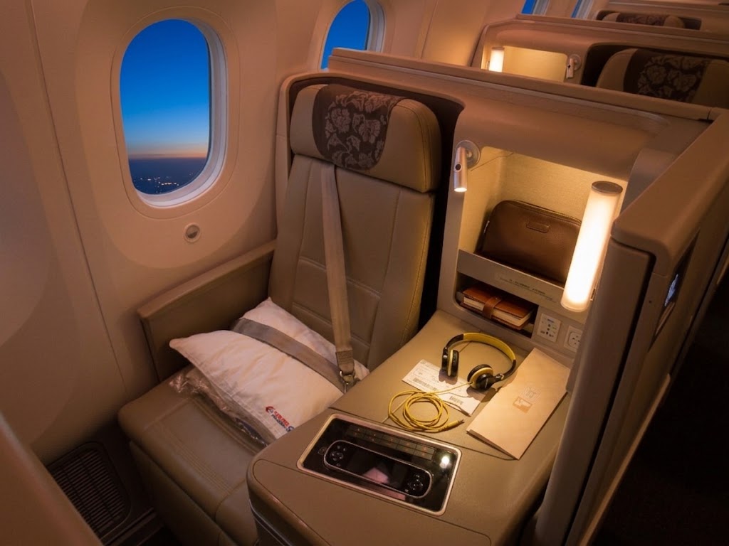 China Eastern Boeing 787-9 business class seat, Thompson Vantage XL in beige with side console and window